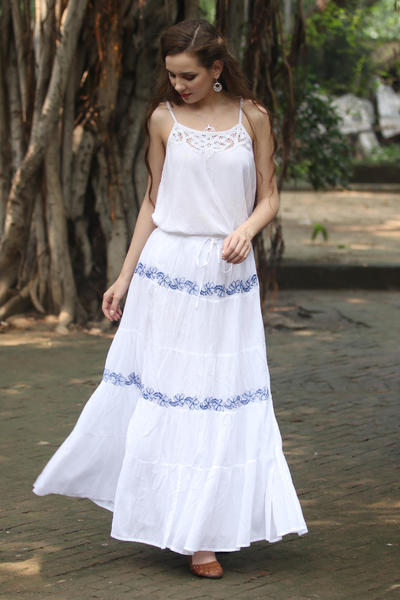 Falda larga de algodón - Falda larga de algodón blanca con estampado floral azul bordado