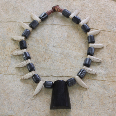 Halskette mit Anhänger aus Achat und Speckstein - Halskette mit Anhänger aus Achat und Speckstein