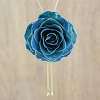 Collar de lariat de rosa natural chapado en oro, 'Garden Rose in Dark Blue' - Rosa natural azul en un collar de lariat chapado en oro