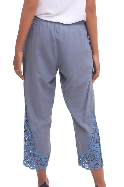 pantalones de rayón - Pantalones de rayón con bordado floral en humo de Bali