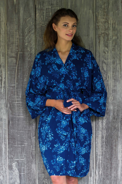 Batik-Rayon-Robe, „Gorgeous in Cyan“ – Kurze, überkreuzte Robe aus balinesischem Rayon mit blauen Batikblumen