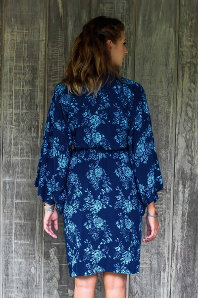 Batik-Rayon-Robe, „Gorgeous in Cyan“ – Kurze, überkreuzte Robe aus balinesischem Rayon mit blauen Batikblumen