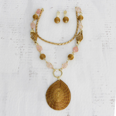 Conjunto de joyas de flores de hierba dorada y cuarzo rosa, 'Jalapão Romance' - Conjunto de joyas de hierba dorada natural y cuarzo rosa de comercio justo