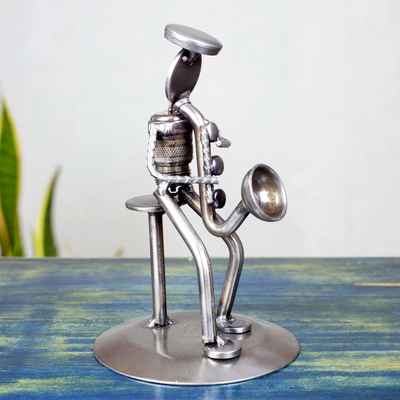 Autoteilskulptur – Saxophonisten-Skulptur aus recycelten Autoteilen