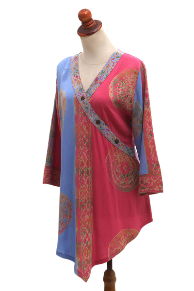 túnica de rayón - Túnica fluida con cuello en V de rayón texturizado de batik rosa y azul a mano