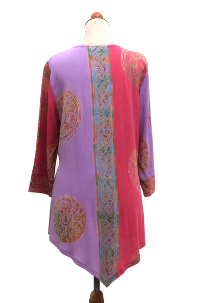 túnica de rayón - Túnica fluida con cuello en V de rayón texturizado de batik rosa y azul a mano