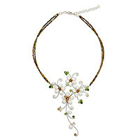 Collar de perlas cultivadas y flores de peridoto, 'Refinamiento' - Collar floral de perlas blancas y peridoto hecho a mano