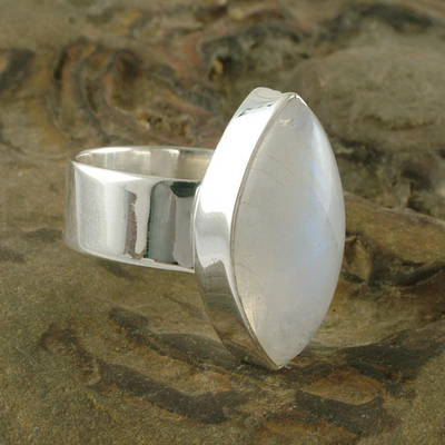 Regenbogen-Mondstein-Solitärring - Handgefertigter moderner Ring aus Sterlingsilber und Mondstein