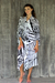 Robe aus Rayon - Schwarz-weiß bedruckter Rayon-Wickelmantel für Damen