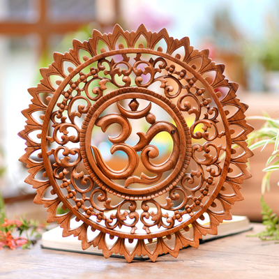 Holzrelieftafel, „Lotus Om“ – handgeschnitztes Sanskrit-Om-Zeichen aus Suar-Holz mit Lotusblumen