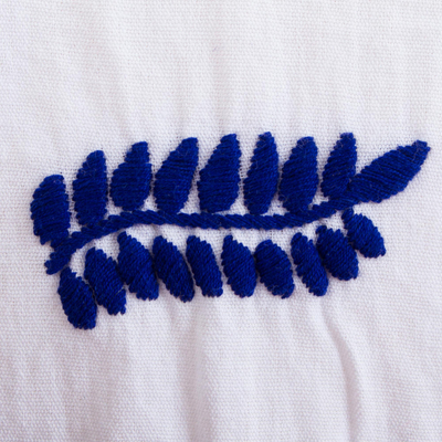 Blusa de algodón, 'Floral Lapis' - Blusa de algodón blanca con bordado floral de lapislázuli de México
