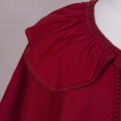 Umhang aus Alpakamischung - Roter Umhang aus Alpaka-Acryl-Wollmischung mit Kragen und Knöpfen
