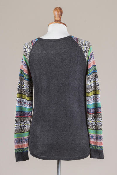 Pullover aus Baumwollmischung - Dunkelgrauer langer Pullover mit mehrfarbigen Sternenmuster-Ärmeln