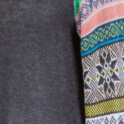 Pullover aus Baumwollmischung - Dunkelgrauer langer Pullover mit mehrfarbigen Sternenmuster-Ärmeln