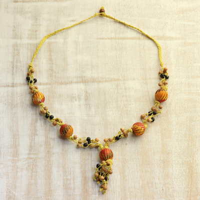 Collar Y con cuentas de madera, 'Glamour anudado a mano' - Collar con cuentas de madera Haldu anudado a mano en amarillo y naranja
