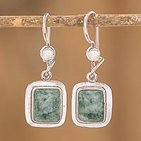 Pendientes colgantes de jade, 'Modern Maya' - Pendientes modernos de plata y jade verde de comercio justo