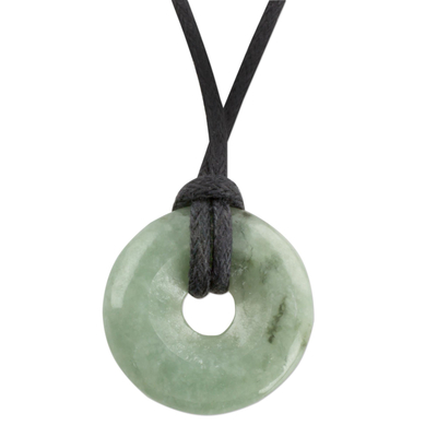 Collar colgante de jade, 'Círculo maya del amor' - Collar colgante de jade circular verde claro de Guatemala