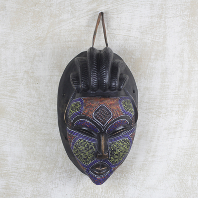 Máscara africana de madera con cuentas - Máscara africana de madera de sésé con cuentas de vidrio hecha a mano de Ghana
