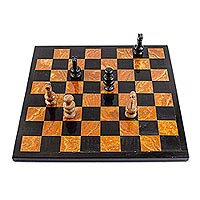 Marmor-Schachspiel „Earthen Challenge“ – Schachspiel aus braunem und schwarzem Marmor, hergestellt in Mexiko
