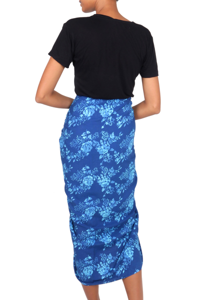 Rayon-Batik-Sarong - Handgestempelter blauer Batik-Sarong aus 100 % Rayon