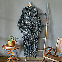 Batik de rayón batik, 'Borneo Slate' - Túnica de rayón gris y negro para mujer con mangas de kimono