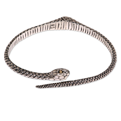 Pulsera de puño de plata de ley con acento dorado, 'Serpiente de la Tierra' - Pulsera realista de serpiente de plata de ley con ojos de oro de 18k