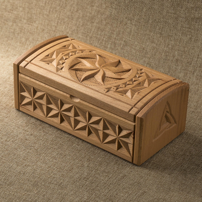 Caja decorativa de madera de haya. - Caja decorativa de madera de haya tallada a mano.