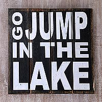 Holzschild „Go Jump in The Lake“ – handgefertigtes, skurriles Schild aus schwarzem Holz aus Indonesien