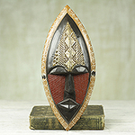 Máscara africana de latón en relieve y madera tallada a mano, 'Una bendición de paz'