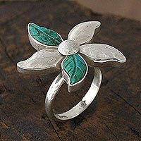 Chrysokoll-Blumenring, „Petal Play“ – Blumen-Chrysokoll-Ring aus Sterlingsilber mit mehreren Steinen