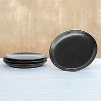 Keramik-Essteller, „Subtle Flavour“ (4er-Set) - Schwarze Keramik-Essteller aus Thailand (4er-Set)
