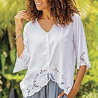 Blusa de rayón, 'Flor Blanca' - Blusa de rayón blanca con bordado floral de Bali