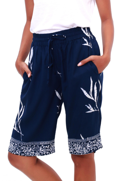 Rayon-Batik-Shorts - Batik-Rayon-Shorts in Mitternacht und Weiß aus Bali