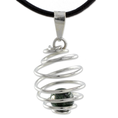 Jade-Anhänger-Halskette, „San Bartolome Honeycomb“ – dunkelgrüne Jade in 925er Silber mit Wabenstruktur auf Lederhalskette