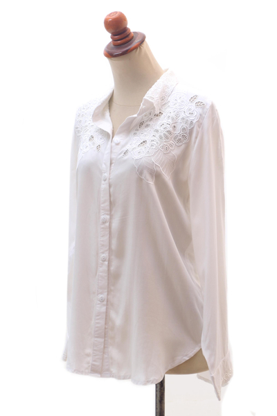 Bluse mit Knöpfen aus Rayon - Geblümte Rayon-Bluse mit Knopfleiste vorne in Weiß aus Bali