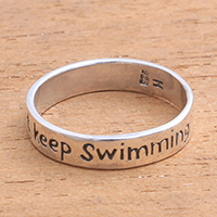 Anillo de banda de plata de ley, 'Just Keep Swimming' - Anillo inspirador de banda de plata de ley de Bali