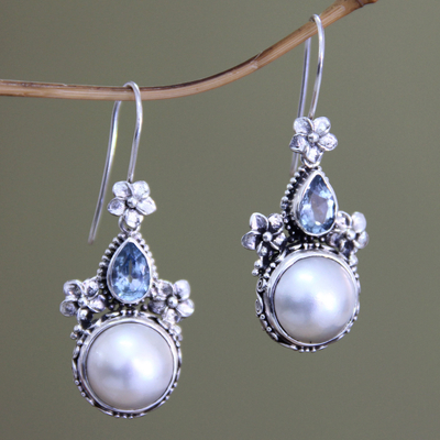 Pendientes florales de perlas cultivadas y topacio azul, 'Frangipani Trio' - Pendientes de plata de ley con perlas y topacio azul de Bali