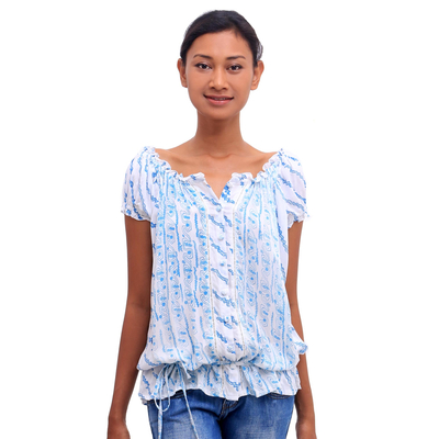 Schulterfreie Rayon-Bluse „Azure Helix“ – Schulterfreie Rayon-Bluse mit Helix-Motiv aus Bali