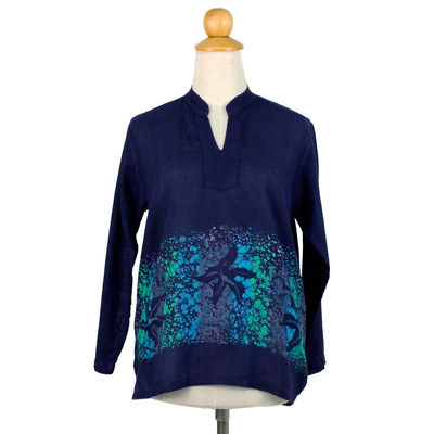 Batikbluse aus Baumwolle - Blaue Baumwollbluse mit handbemaltem Batik-Design