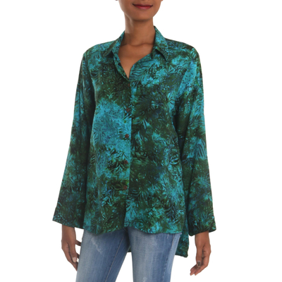 Hi-Low-Bluse aus Batik-Rayon - Langärmeliges, blaugrünes Hi-Low-Knopfhemd aus Viskose-Batik