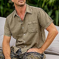 Herrenhemd aus Baumwollmischung, „Classic Man in Umber“ – Kurzärmliges Herrenhemd aus Baumwollmischung in Umbra aus Indien
