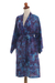 Kurzer Morgenmantel aus Baumwolle-Batik - Handgefertigte kurze Robe aus Baumwolle in Blautönen mit floralem Batikmuster