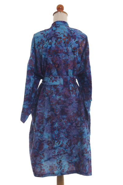 Kurzer Morgenmantel aus Baumwolle-Batik - Handgefertigte kurze Robe aus Baumwolle in Blautönen mit floralem Batikmuster