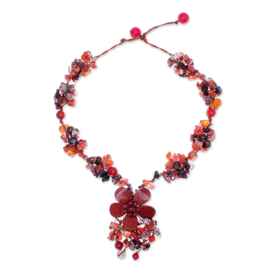 Halskette mit Perlenanhänger aus mehreren Edelsteinen 'Dazzling Bloom' - Halskette mit floralem Perlenanhänger aus mehreren Edelsteinen aus Thailand