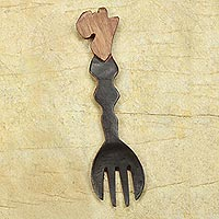 Acento de pared de madera, 'África' - Arte de pared de tenedor africano de madera decorativa de comercio justo
