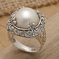 Anillo de cóctel de perlas mabe cultivadas, 'White Lunar' - Anillo de cóctel con motivo floral de perlas Mabe y plata de ley
