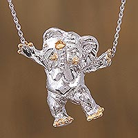 Collar con colgante de plata de ley con detalles en oro, 'Elefante oscilante' - Collar con colgante de elefante de plata de ley con detalles en oro