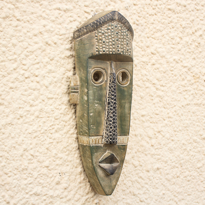 Afrikanische Holzmaske, „Grüner Riese“ – Original grüne westafrikanische handgeschnitzte Wandmaske aus Sese-Holz
