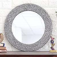 Espejo de pared de mosaico de hierro, 'Silvery Shine' - Espejo de pared circular de metal brillante de la India