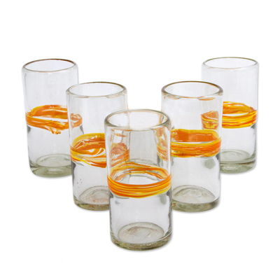 Highball aus mundgeblasenem Glas, „Ribbon of Sunshine“ (5er-Set) – Set aus 5 Trinkgläsern aus mundgeblasenem Recyclingglas mit orangefarbenen Streifen